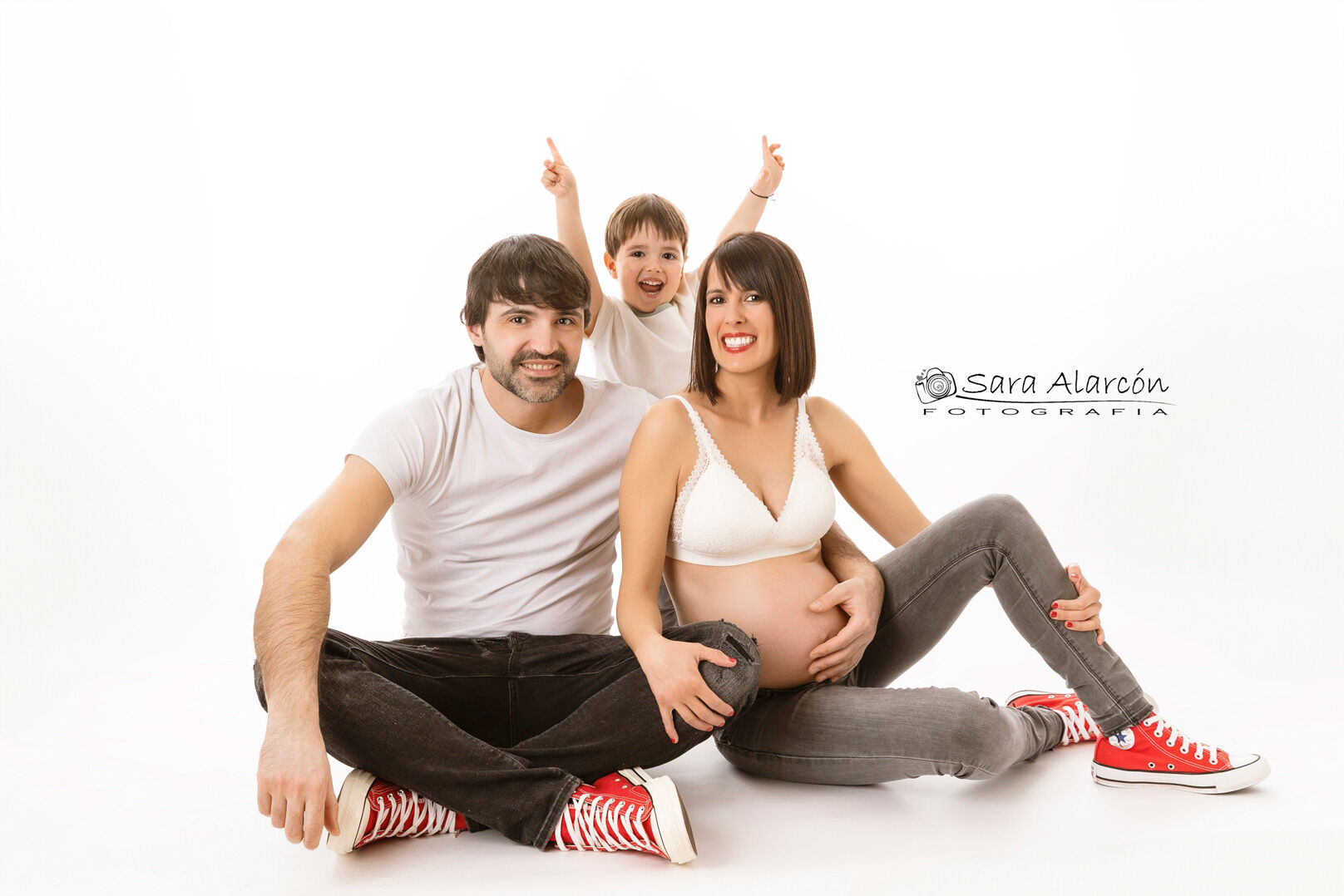 Sara Alarcón es una fotógrafa profesional con sede en Lleida, especializada en capturar la belleza de la maternidad y los primeros años de vida.